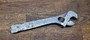 Backside of the shaft with Bahco trademark logo. Showing a pipe wrench and a adjustable spanner crossing each other. Also a possible owners mark, letter E.